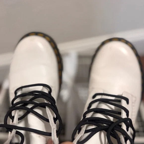 Doc Dr. Martens Women's Sz 8 White Lace-Up Boots - Picture 4 of 9